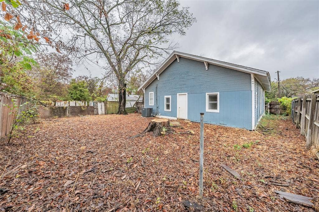 212 N Ruddell Street, Denton, TX 76205 Expansive outdoor space featuring a mature tree, privacy fencing, and exterior house access
