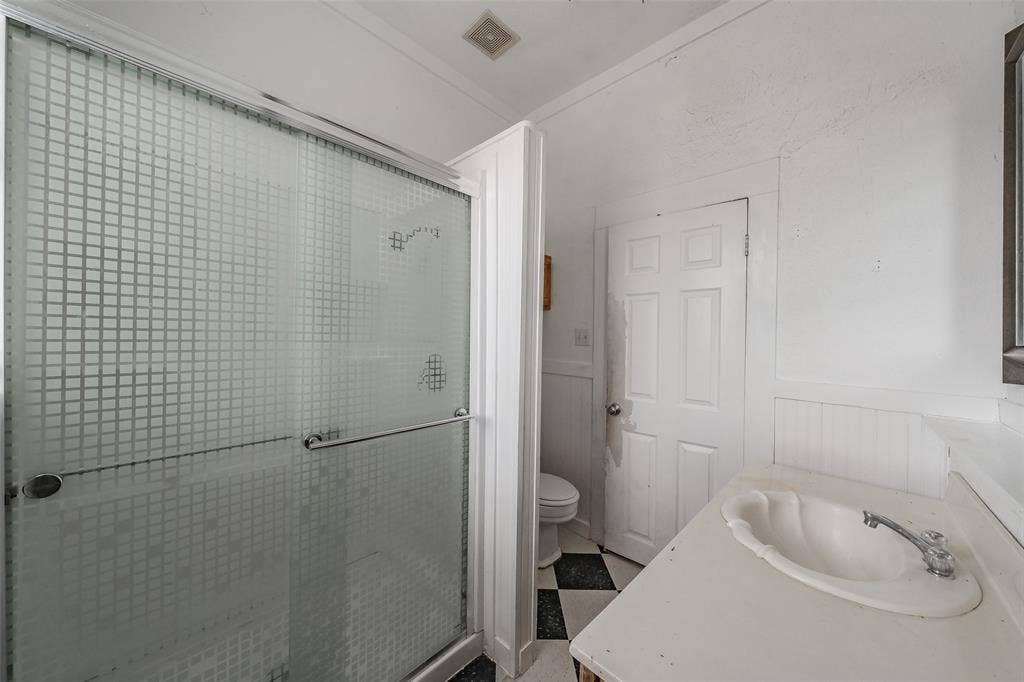 212 N Ruddell Street, Denton, TX 76205 Shower enclosure with patterned frosted glass doors
