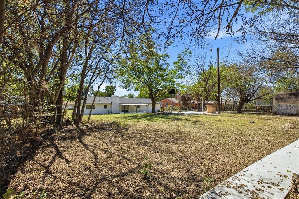 2313 Clearview Drive, Fort Worth, TX 76119 Expansive outdoor area featuring mature trees and a concrete pathway