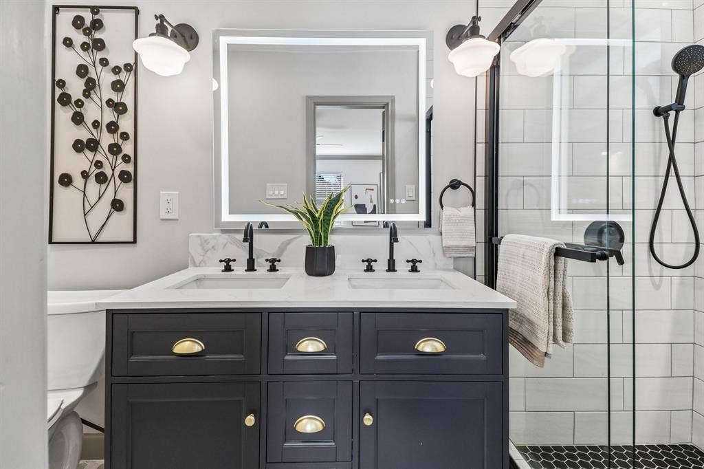 Double vanity with a white countertop and undermount sinks