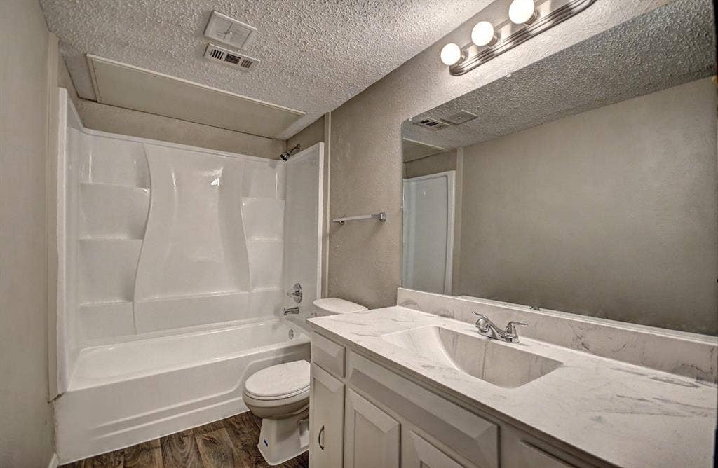 707 E Shady Grove Road, Irving, TX 75060