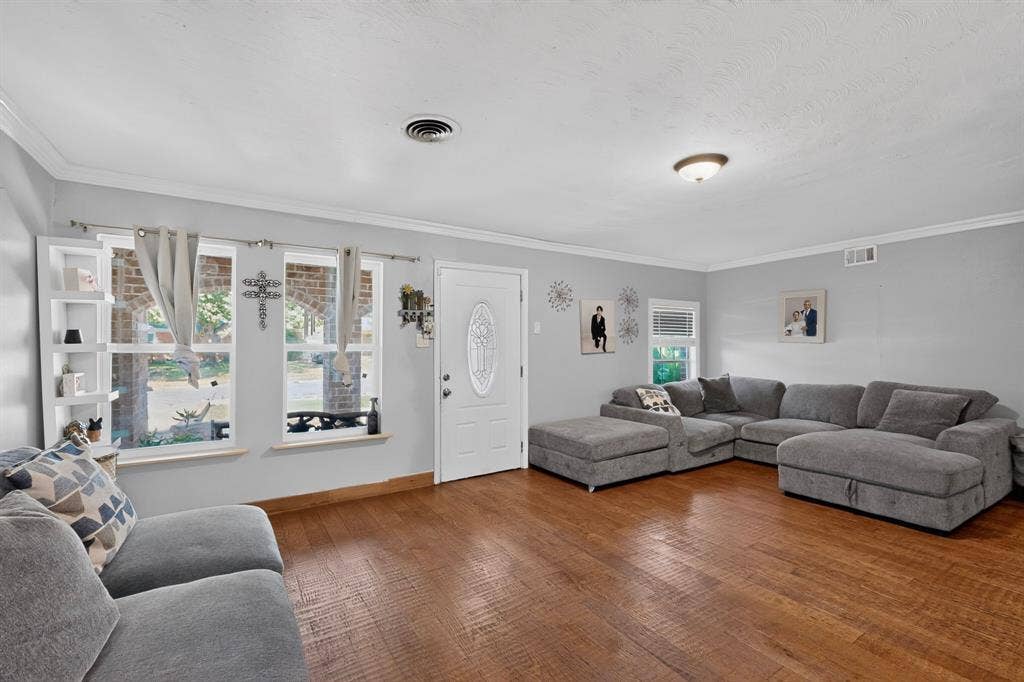 2520 Hillsboro Avenue, Dallas, TX 75228