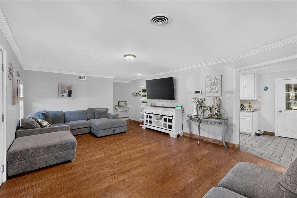 2520 Hillsboro Avenue, Dallas, TX 75228