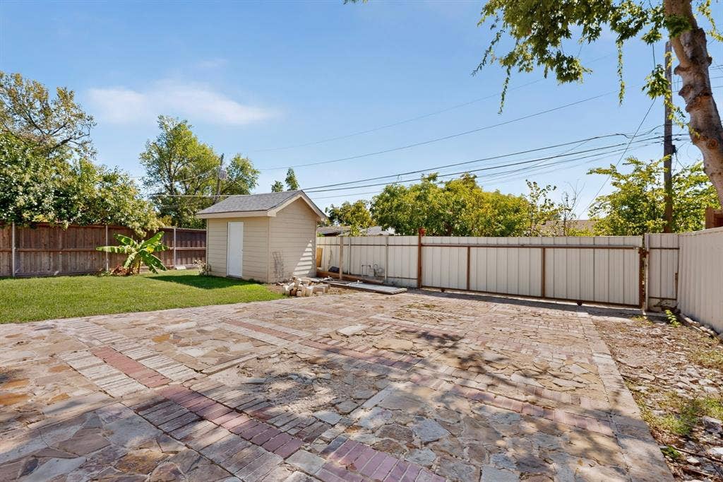 2520 Hillsboro Avenue, Dallas, TX 75228