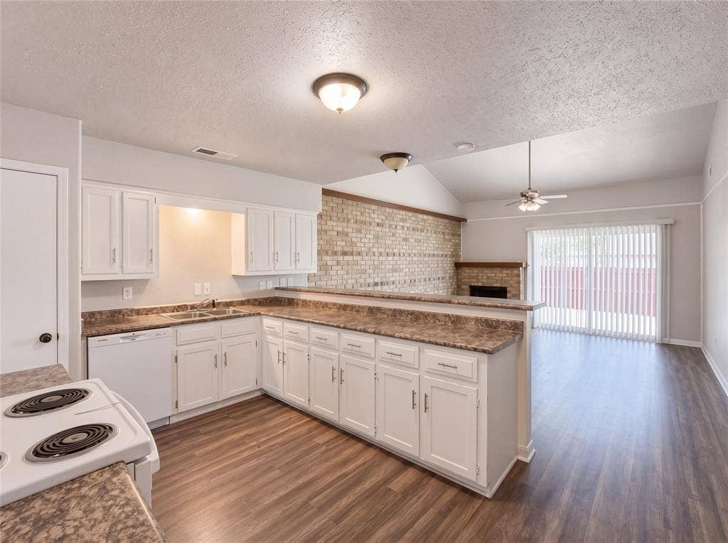 1800 Camelot Cove, Plano, TX 75074 1800 Camelot Cove, Plano, TX 75074