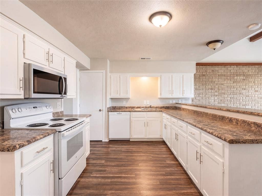 1800 Camelot Cove, Plano, TX 75074 1800 Camelot Cove, Plano, TX 75074
