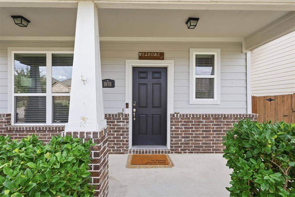 1978 Sunnybrook Drive, Heartland, TX 75126 Large covered front porch