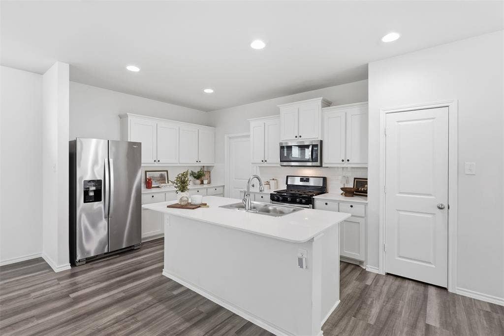 1978 Sunnybrook Drive, Heartland, TX 75126 Great size kitchen
