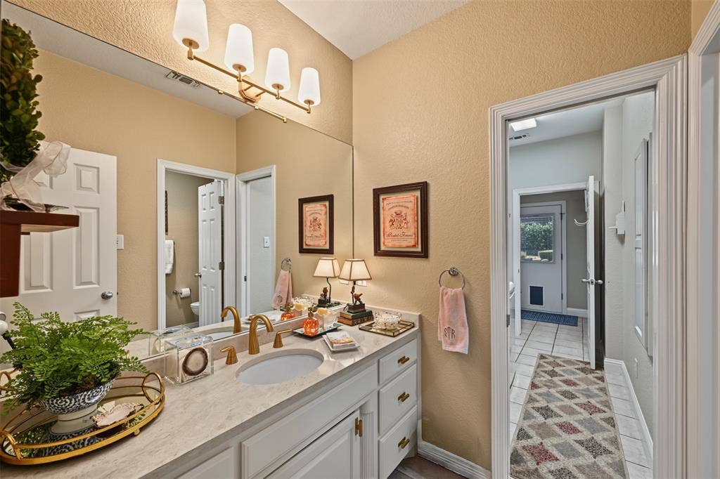 8955 Leslie Court, Benbrook, TX 76126 8955 Leslie Court, Benbrook, TX 76126