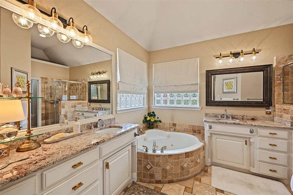 8955 Leslie Court, Benbrook, TX 76126 8955 Leslie Court, Benbrook, TX 76126