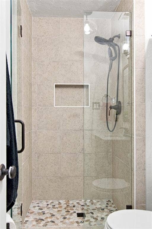 Primary ensuite bath w/walk-in shower