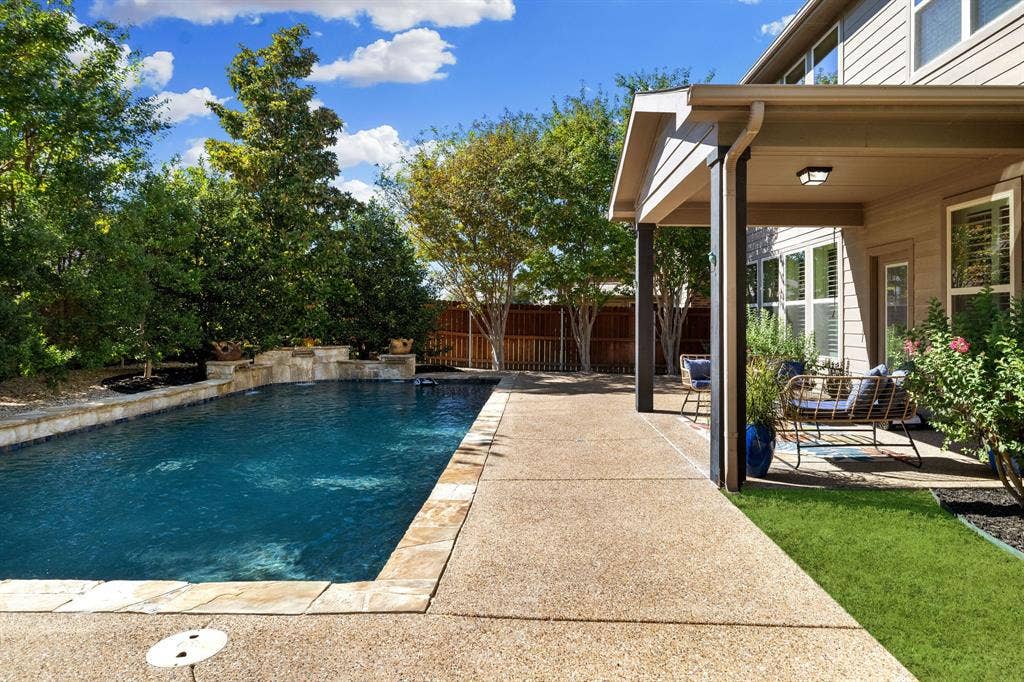 1049 Mesa Crest Drive, Fort Worth, TX 76052 In-ground swimming pool with stone coping and water feature