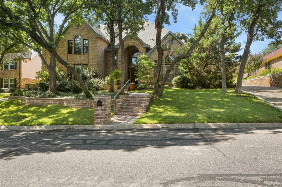 Property photo for 2104 Emerald Lake Drive, Arlington, TX