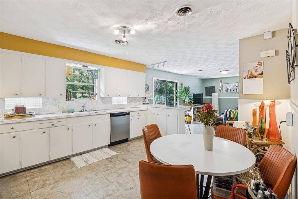8125 Hunnicut Road, Dallas, TX 75228 8125 Hunnicut Road, Dallas, TX 75228