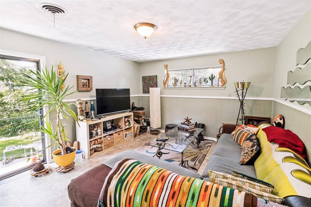 8125 Hunnicut Road, Dallas, TX 75228 8125 Hunnicut Road, Dallas, TX 75228