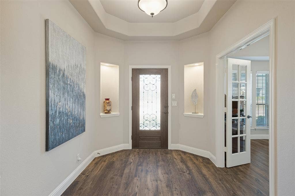 Step into this lovely home with expansive foyer which has 4 art insets.