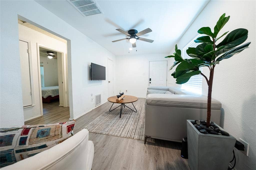 809 Broadus Avenue, Fort Worth, TX 76115 2nd unit 807