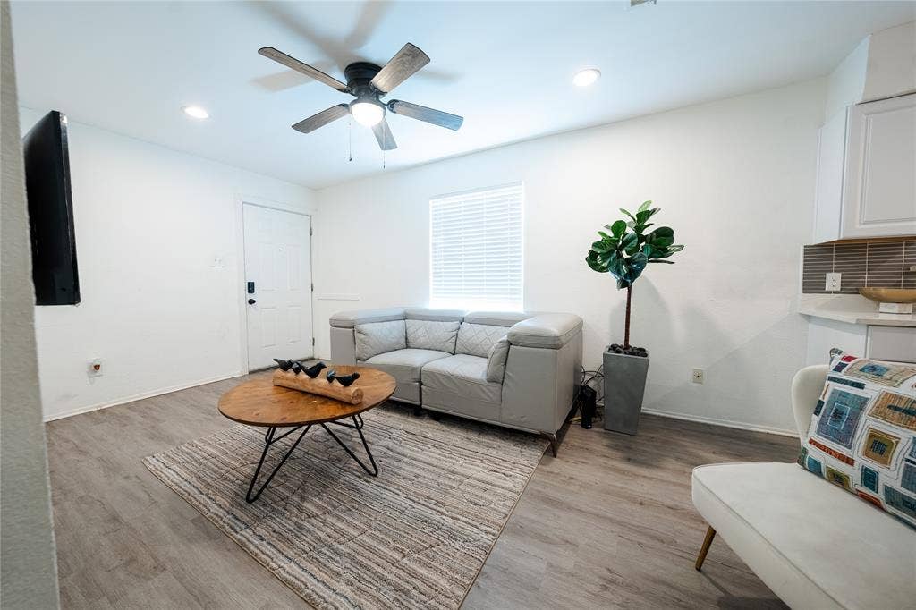 809 Broadus Avenue, Fort Worth, TX 76115 2nd unit 807
