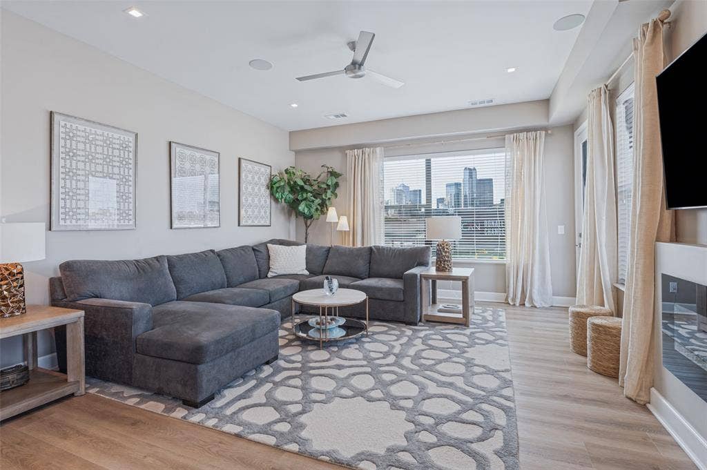 1901 S Harwood Street, #305, Dallas, TX 75215 1901 S Harwood Street, #305, Dallas, TX 75215