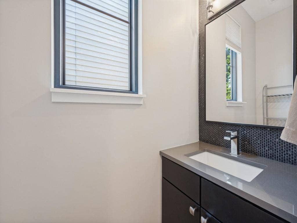 6028 Hudson Street, #2, Dallas, TX 75206 Half bath