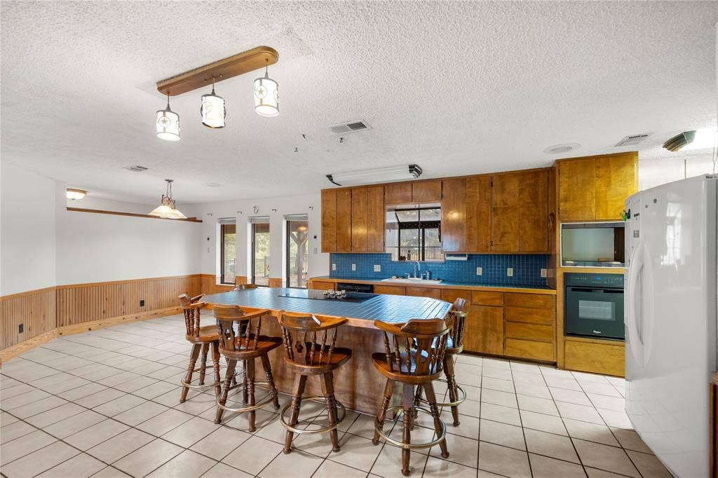 Breakfast bar and kitchen
