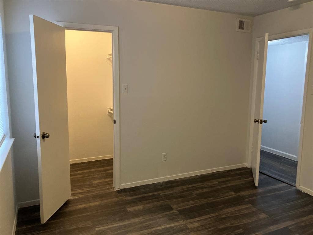 5727 Harvest Hill Road, #1042, Dallas, TX 75230 Wood-finish flooring with light-toned walls and white trim