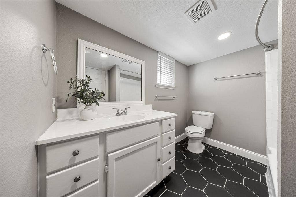 9735 Queenswood Lane, Dallas, TX 75238 9735 Queenswood Lane, Dallas, TX 75238