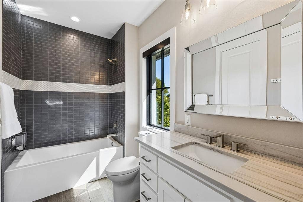 4224 Amherst Avenue, University Park, TX 75225 Bathroom en suite Bedroom 3