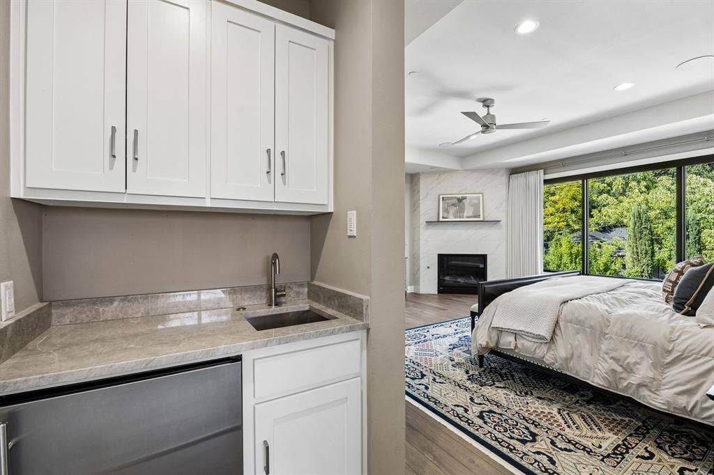 4224 Amherst Avenue, University Park, TX 75225 Coffee Bar/Primary Bedroom
