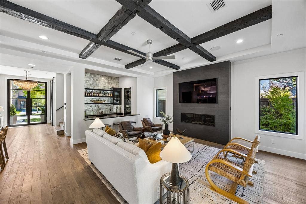 4224 Amherst Avenue, University Park, TX 75225 Living Room/Bar/Foyer