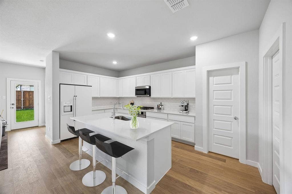 1333 Companero Street, Haslet, TX 76052 Kitchen in the Oscar home plan – REPRESENTATIVE PHOTO