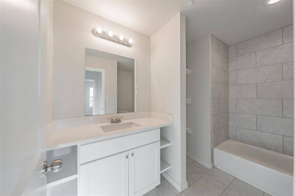 6215 Roby Drive, Arlington, TX 76001 Hallway bath