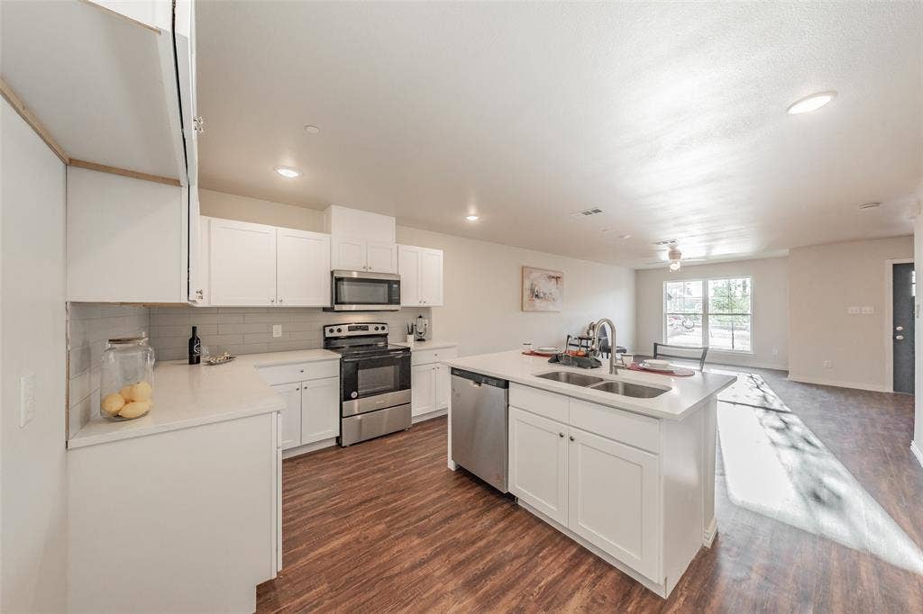 6215 Roby Drive, Arlington, TX 76001 While cooking enjoy the company of your family or friends.