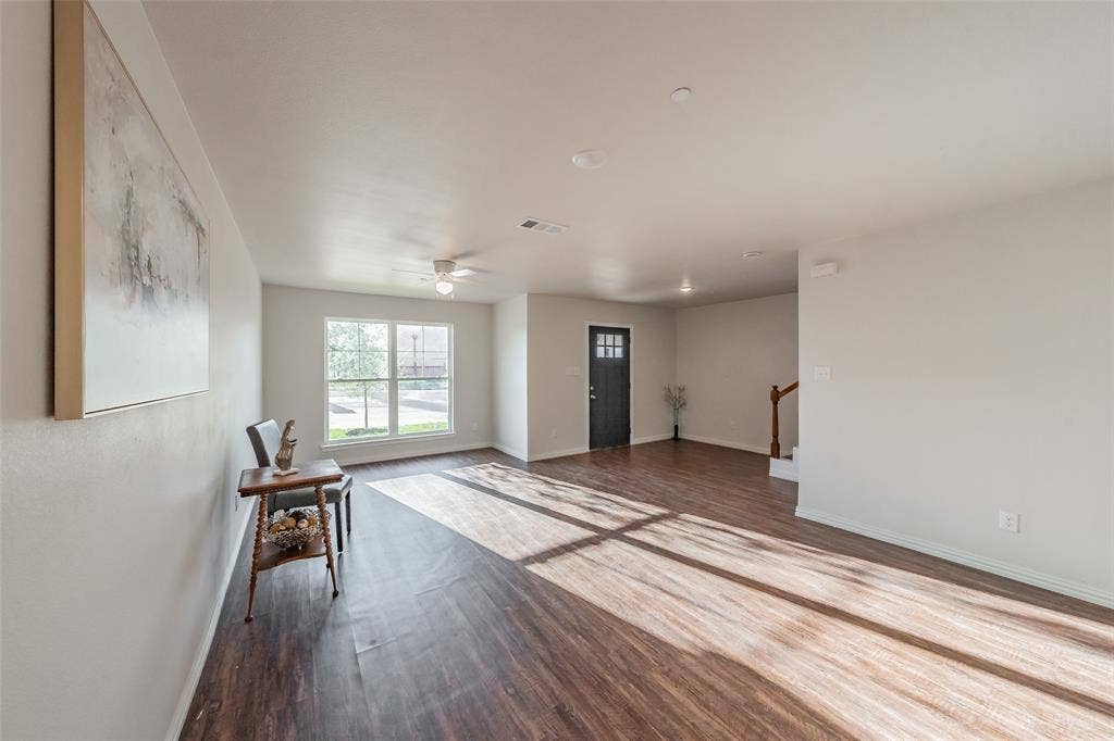 6215 Roby Drive, Arlington, TX 76001 Space for a 4 or 6 dinning table