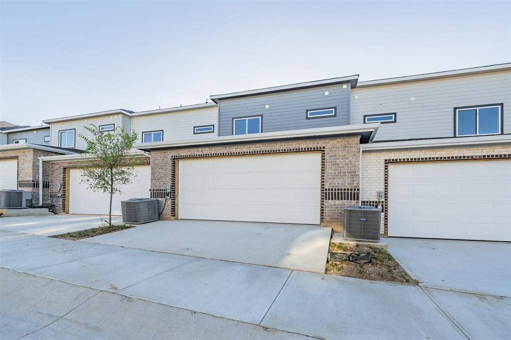 6215 Roby Drive, Arlington, TX 76001 Garage