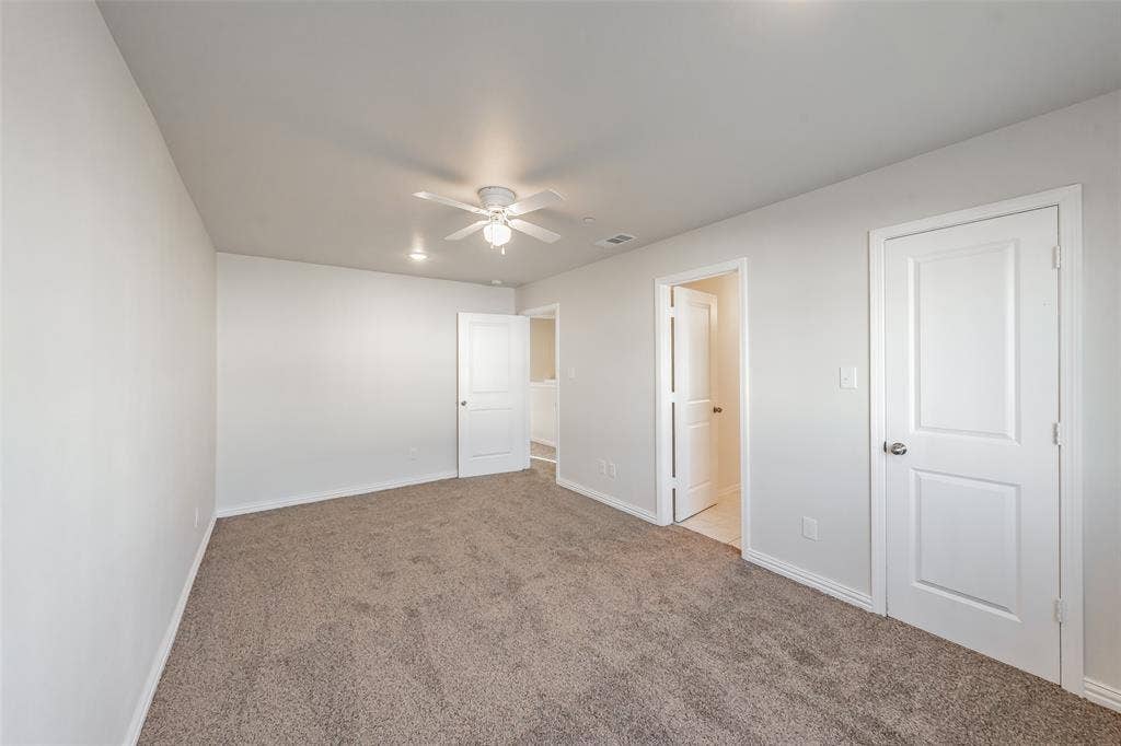 6215 Roby Drive, Arlington, TX 76001 Master bedroom with walk in closet
