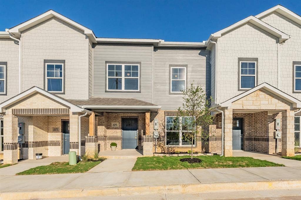6215 Roby Drive, Arlington, TX 76001 Beautiful newly built modern townhome , with 1550 square feet of living space.