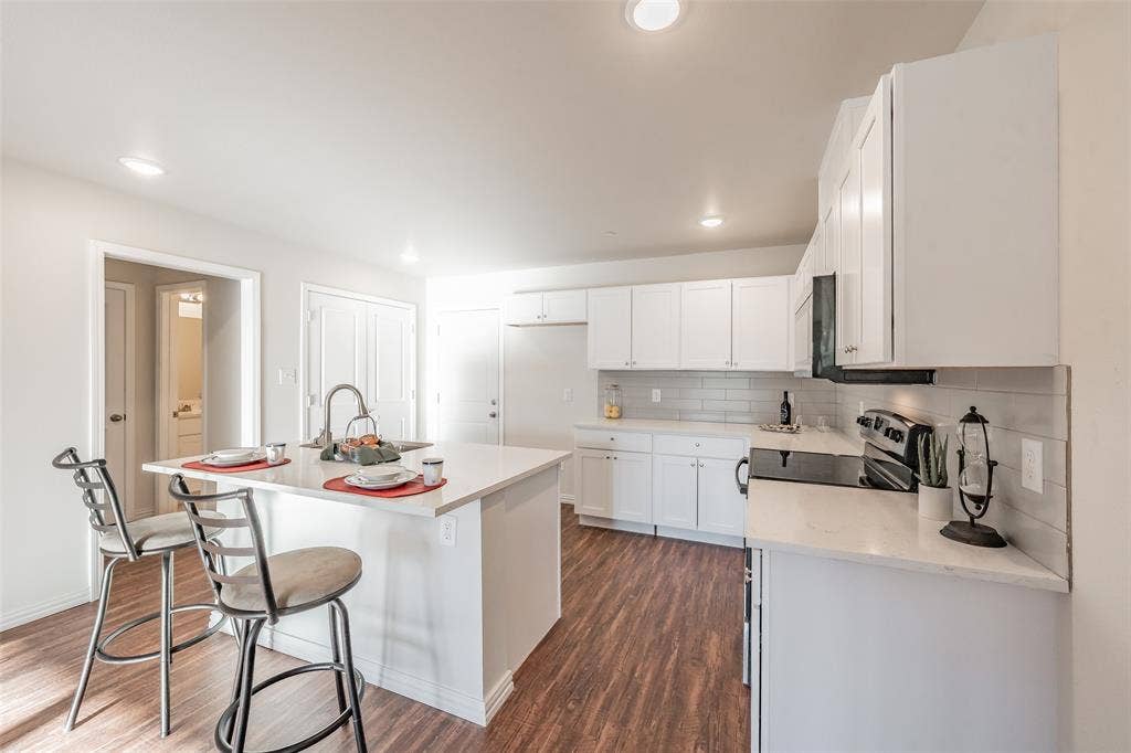 6215 Roby Drive, Arlington, TX 76001 Spacious kitchen with half bathroom just to the left
