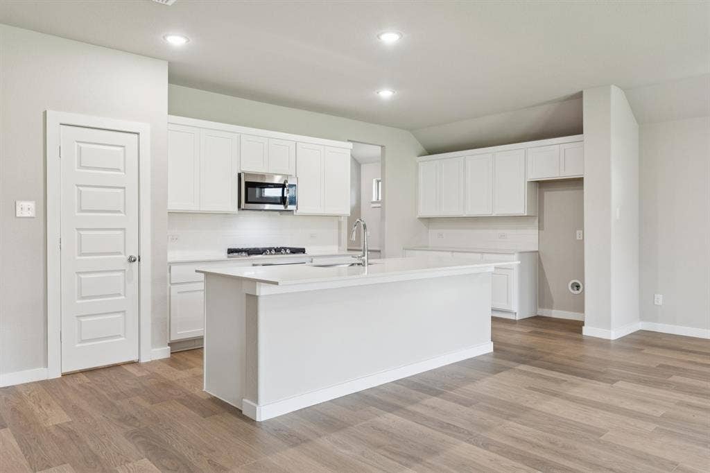1309 Companero Street, Haslet, TX 76052 Kitchen in the Heisman home plan – REPRESENTATIVE PHOTO