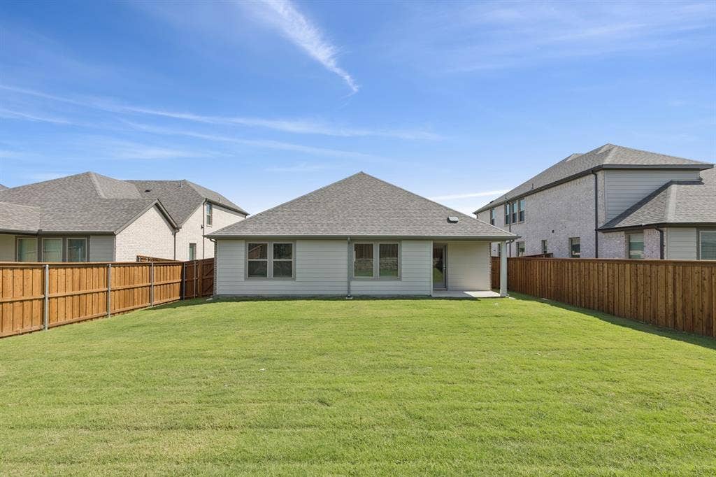 1309 Companero Street, Haslet, TX 76052 Covered Patio in the Heisman home plan – REPRESENTATIVE PHOTO