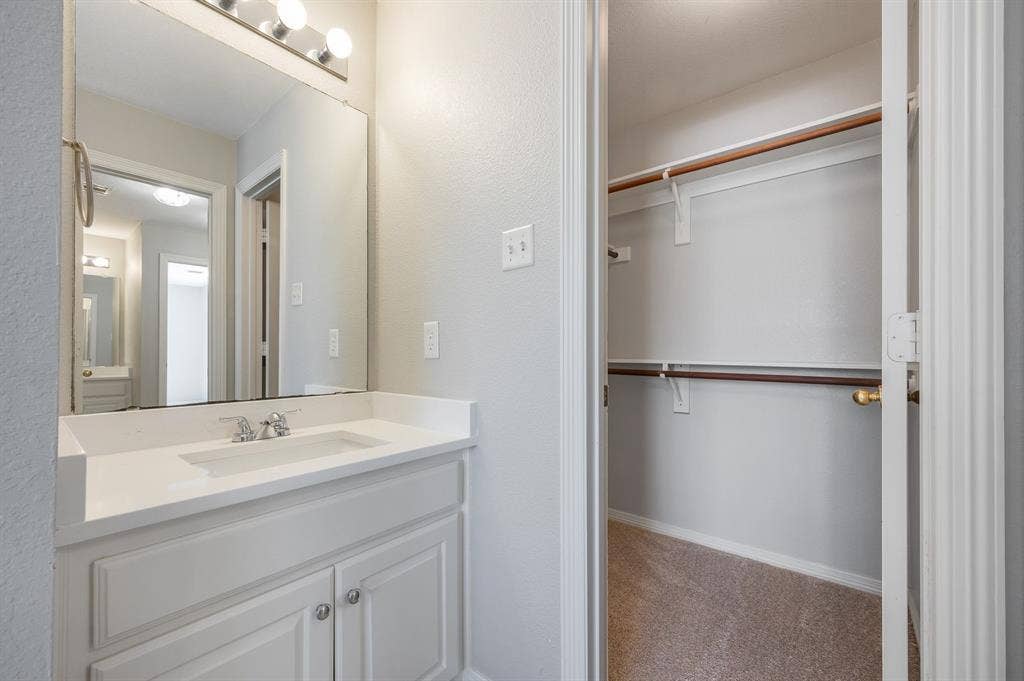 9612 E Oaks Lane, Irving, TX 75063 9612 E Oaks Lane, Irving, TX 75063