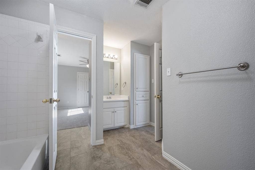 9612 E Oaks Lane, Irving, TX 75063 9612 E Oaks Lane, Irving, TX 75063