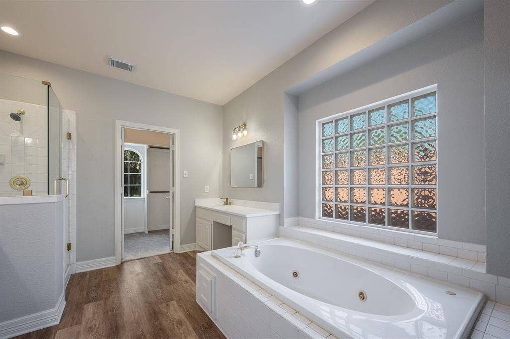 9612 E Oaks Lane, Irving, TX 75063 9612 E Oaks Lane, Irving, TX 75063