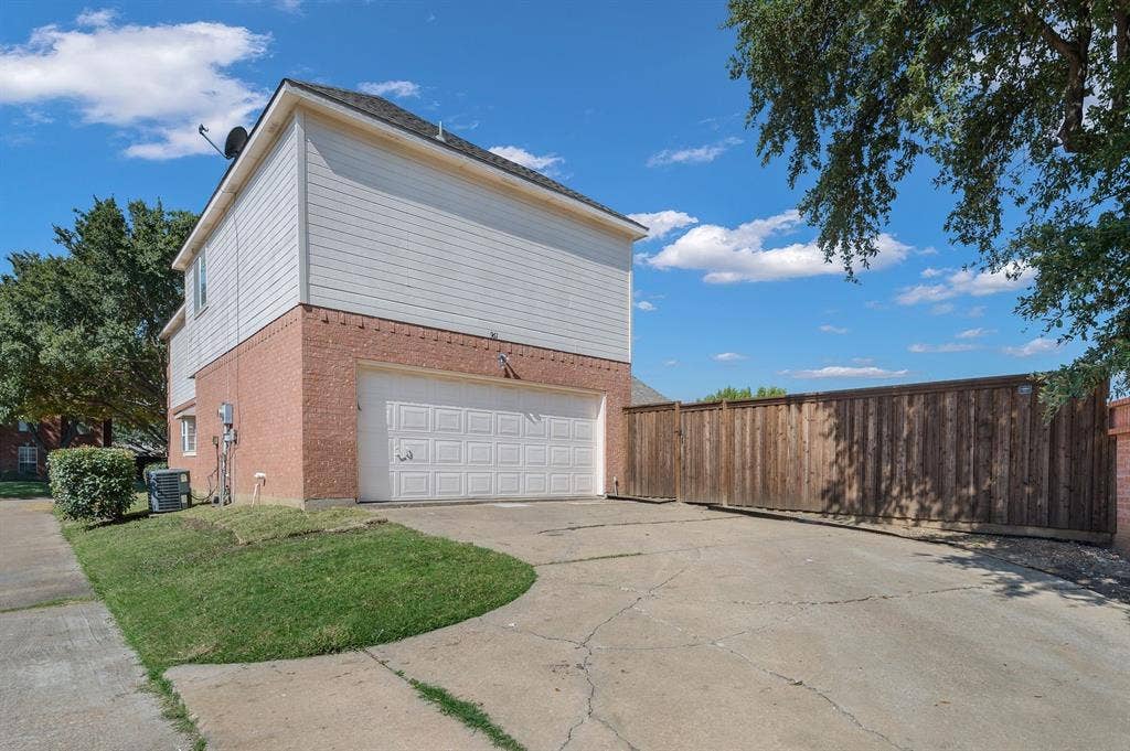 9612 E Oaks Lane, Irving, TX 75063 9612 E Oaks Lane, Irving, TX 75063