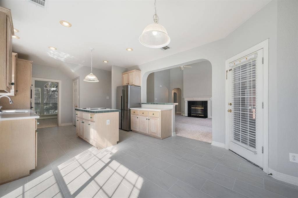 9612 E Oaks Lane, Irving, TX 75063 9612 E Oaks Lane, Irving, TX 75063
