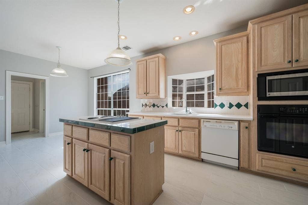 9612 E Oaks Lane, Irving, TX 75063 9612 E Oaks Lane, Irving, TX 75063