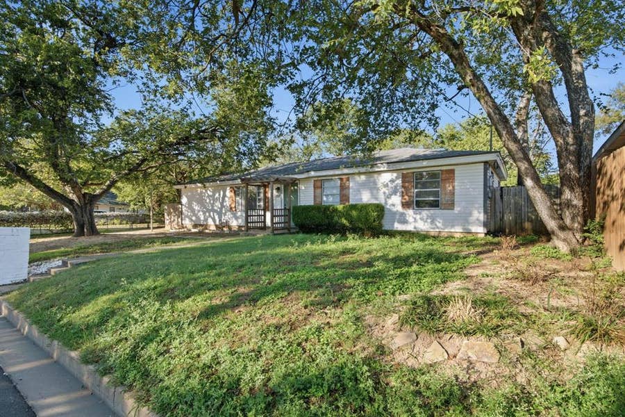 Property photo for 707 N Walnut Street, Weatherford, TX