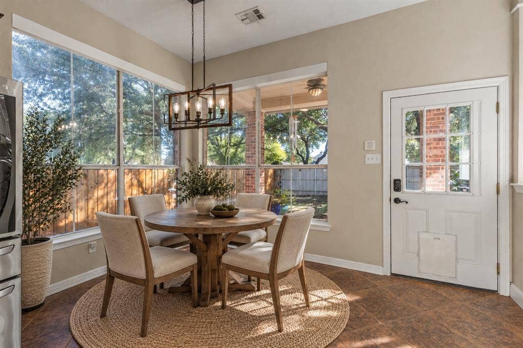5705 Sandalwood Drive, McKinney, TX 75072 Virtually staged breakfast nook with a bright, cozy design that creates an inviting space for casual meals and everyday gatherings.