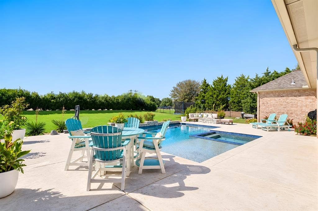 909 Amblewood Drive, Lucas, TX 75002