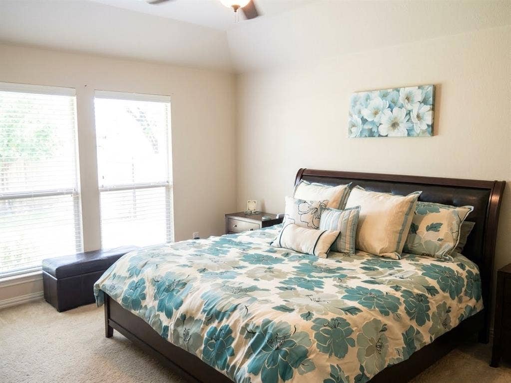 Spacious primary bedroom.